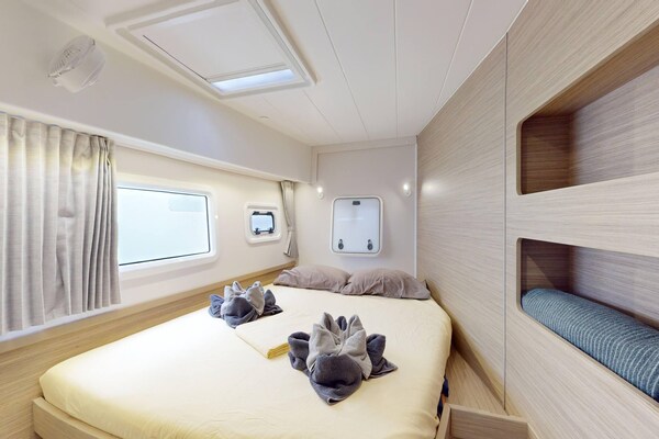 Luxe Catamaran met Skipper & Kok in San Bartolomé, 4 hutten - thumbnail 3
