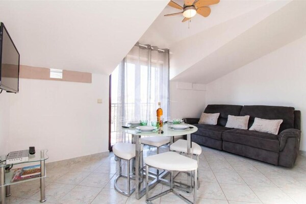 Knus appartement voor 4 met balkon, verwarmd zwembad & jacuzzi, 300m van zee - thumbnail 1