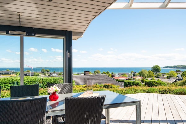 Panoramavakantiehuis bij Hejlsminde Strand, 300m van zee met sauna - thumbnail 1