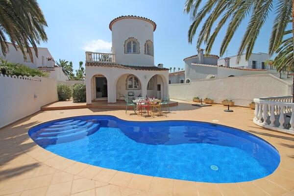Kanaalvilla met privézwembad en aanlegplaats in Empuriabrava - thumbnail 1