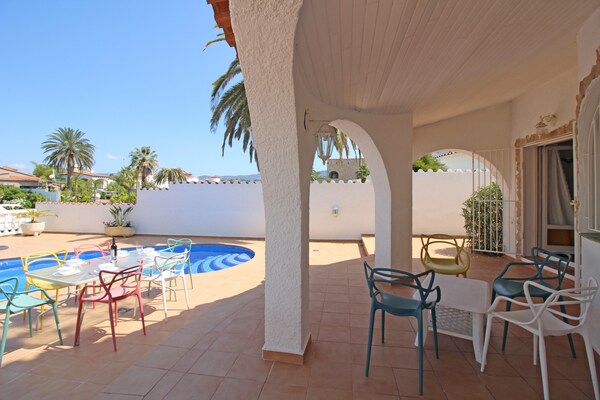 Kanaalvilla met privézwembad en aanlegplaats in Empuriabrava - thumbnail 6