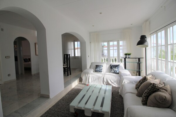 Vrijstaande villa aan de golfbaan in Empuriabrava, strand op 150 meter - thumbnail 6