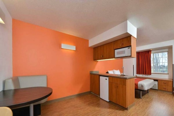 Knusse hotelkamer met queenbed in Meridian, Idaho – gratis WiFi - thumbnail 2