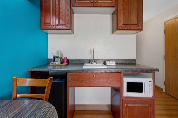 Comfortabele Queen Suite met kitchenette nabij Snake River in Idaho Falls - thumbnail 5