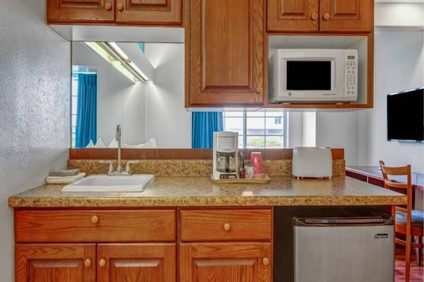 Comfortabele Queen Suite met kitchenette nabij Snake River in Idaho Falls - thumbnail 6