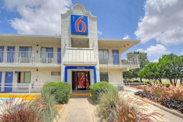 2 Full Beds Smoking - San Antonio, TX