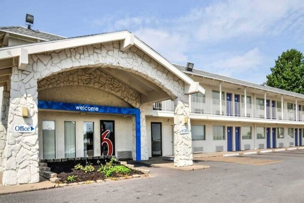 2 Full Beds  Micfridge - Saint Joseph, MO
