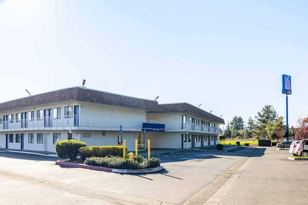 1 Queen Bed Smoking - Oroville, CA