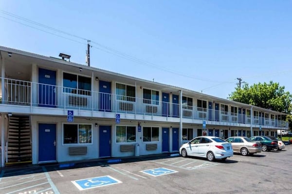 2 Full Beds - Sacramento