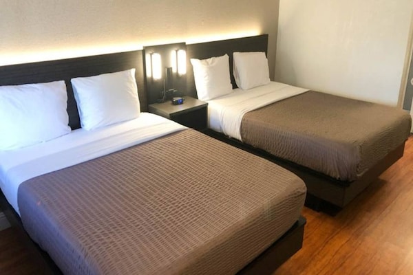 2 Queen Beds Ada/ri Shower/non-smoking - Sacramento, CA