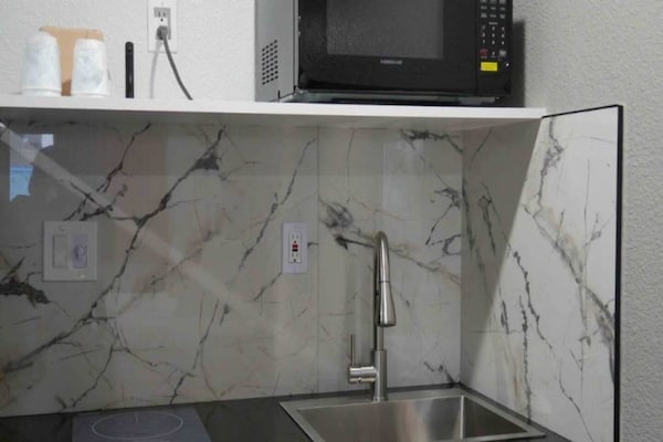 1 Queen Bed  Mobil Access Tub Nsmk Kitchen - Tacoma, WA