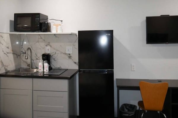 2 Queen Beds  Non-smoking Kitchen - Steilacoom, WA