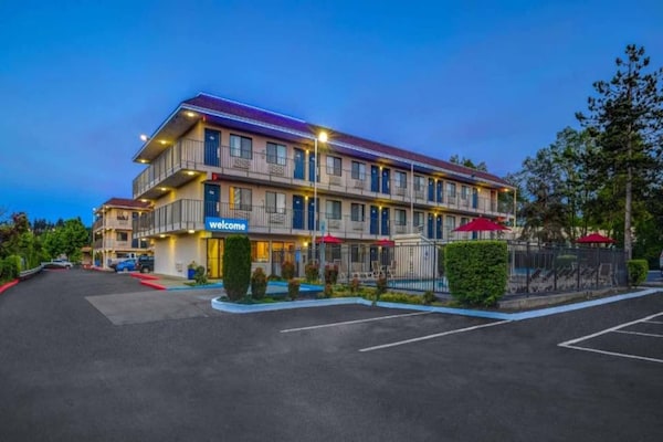 1 Full Bed - 1 Twin Bed  Premium Mini Fridge - Bothell, WA