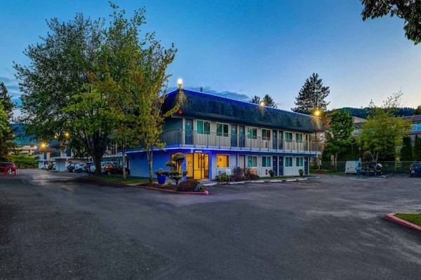 2 Full Beds  Premium Micfridge - Snoqualmie, WA