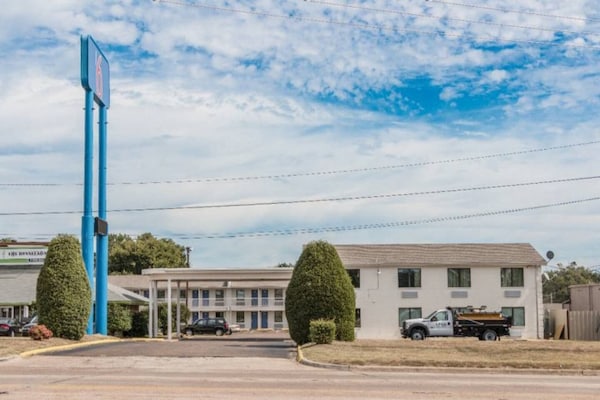 1 King Bed  Smoking - Texarkana