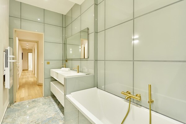 Luxe appartement met balkon en uitzicht op Jardin du Luxembourg in Parijs - thumbnail 5
