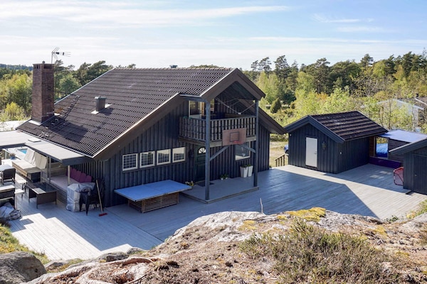8-persoons vakantiehuis met privézwembad aan zee in Strömstad - thumbnail 1