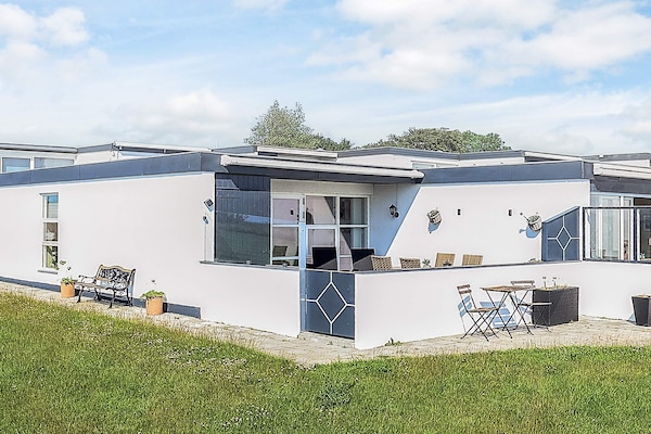 Duurzaam vakantiehuis bij Tranekær met zeezicht op 180 meter - thumbnail 1