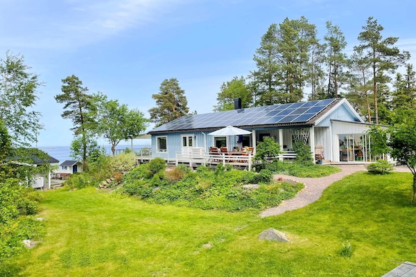 Zweedse archipelvilla met zeezicht en sauna op 40 meter van het strand - thumbnail 1