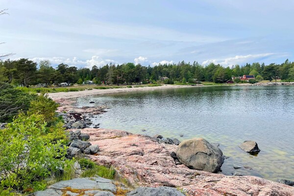 Zweedse archipelvilla met zeezicht en sauna op 40 meter van het strand - thumbnail 3