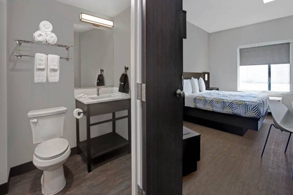 Monahans Motelstudio met kingsize bed, WiFi & minikoelkast - thumbnail 6