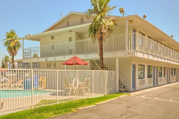 2 Full Beds Micfridge Smoking - Fresno, CA