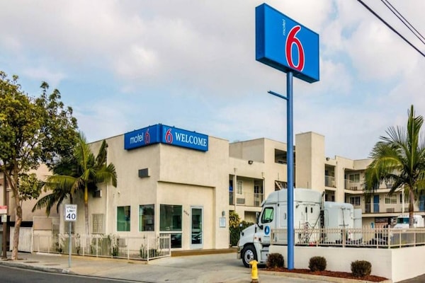 1 King Bed  Smoking Micfridge - La Mirada, CA