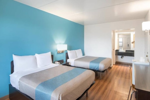 2 Queen Beds Non-smoking Mini Fridge - Colorado