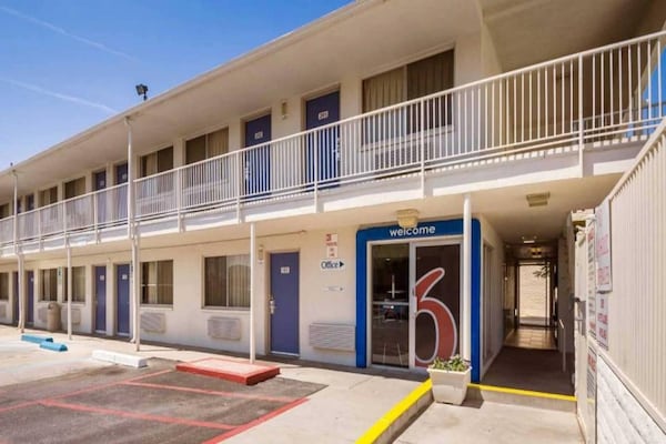 2 Full Beds  Mini Fridge - Glendale, AZ