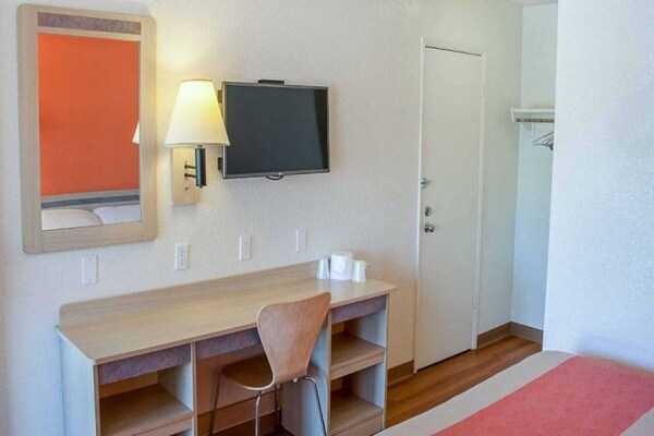 Knusse studio met Queenbed in diervriendelijk motel in Ukiah - thumbnail 4