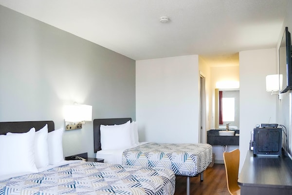 2 Queen Beds  Non-smoking Micfridge - Rolla, MO