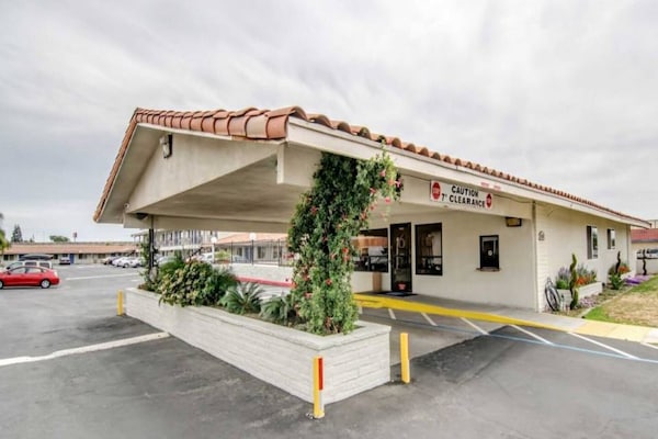 1 King Bed  Non-smoking Micfridge - Manteca, CA
