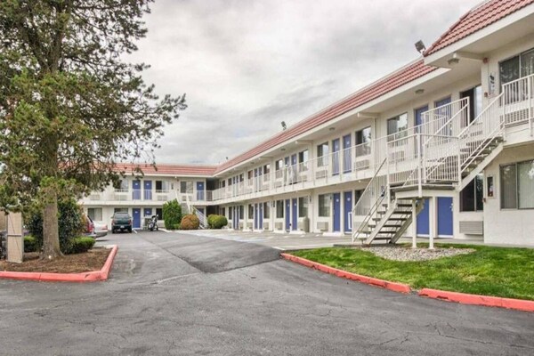 1 Full Bed  Ada/ri Shower - Everett, WA