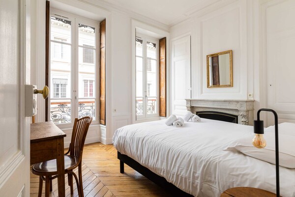 Authentiek Lyonnais appartement in hartje oude stad met boszicht - thumbnail 3