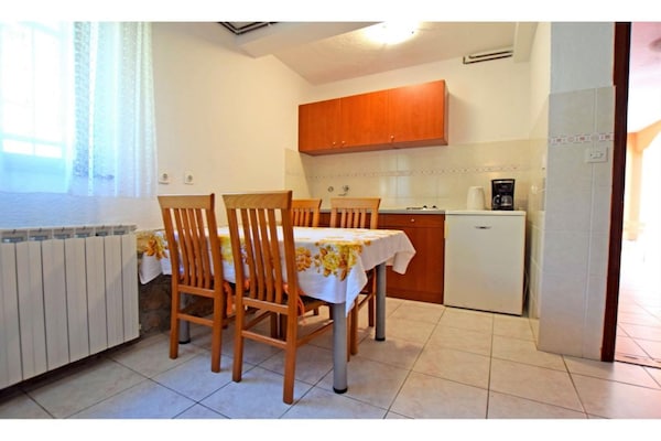 Appartement voor 3 personen op 100m van zee bij Nationaal Park Paklenica - thumbnail 6