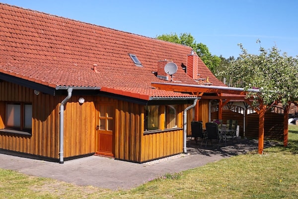 Rustiek vakantiehuis bij het Plaumeer met grote tuin in Zislow - thumbnail 1