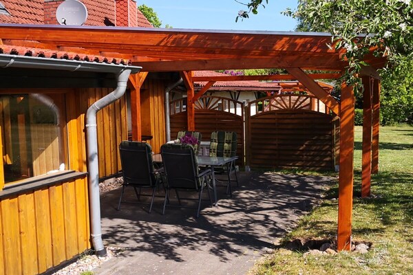 Rustiek vakantiehuis bij het Plaumeer met grote tuin in Zislow - thumbnail 2
