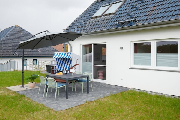 Surf Lounge: Modern appartement met kunst en terras in Laboe - thumbnail 4