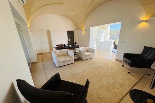 Villa Charme in Ostuni: luxe privézwembad tussen eeuwenoude olijfbomen - thumbnail 3