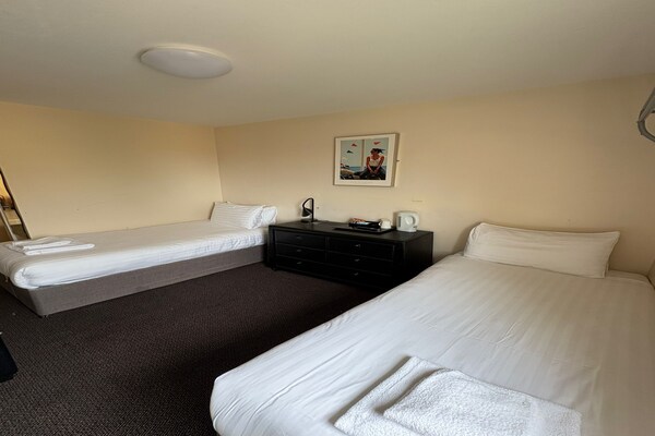 Compacte Twin Room op het platteland bij Gloucester met gratis WiFi - thumbnail 2