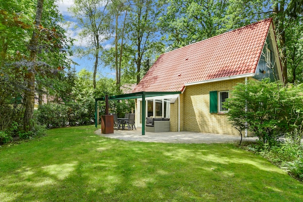 Luxe wellnessbungalow met hottub en sauna op vakantiepark in Brabant - thumbnail 1