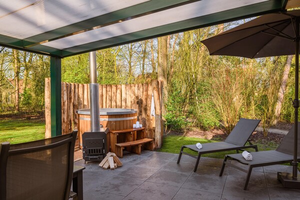 Luxe wellnessbungalow met hottub en sauna op vakantiepark in Brabant - thumbnail 6