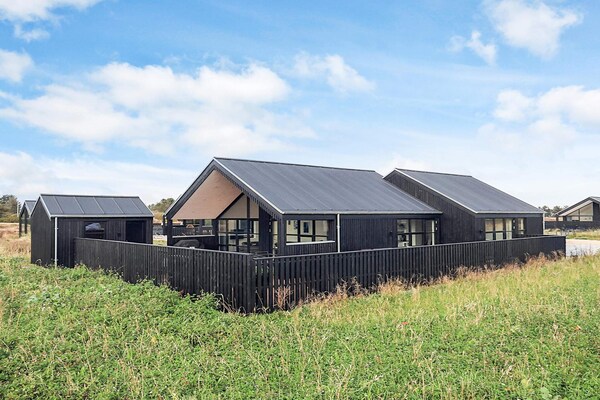 Luxe vrijstaand vakantiehuis voor 12 personen bij Løkken met sauna, whirlpool en uitzicht - thumbnail 1