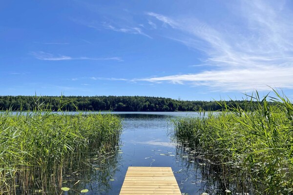 Sprookjesachtige blokhut aan het Fjäturenmeer met roeiboot, vlakbij Stockholm - thumbnail 3