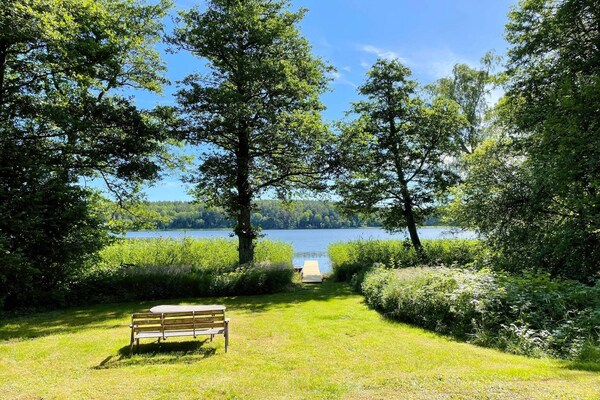 Sprookjesachtige blokhut aan het Fjäturenmeer met roeiboot, vlakbij Stockholm - thumbnail 4