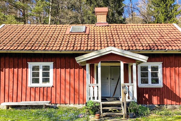 Klassiek Zweeds vakantiehuis bij meer Fävren, golfbaan en natuur - thumbnail 1