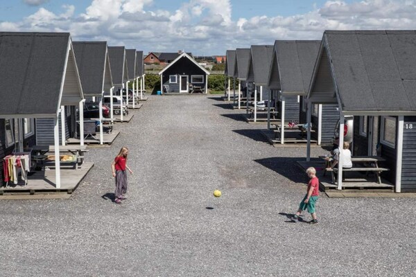 Knusse campinghut voor 6 bij strand en waterpark in Thyborøn - thumbnail 3