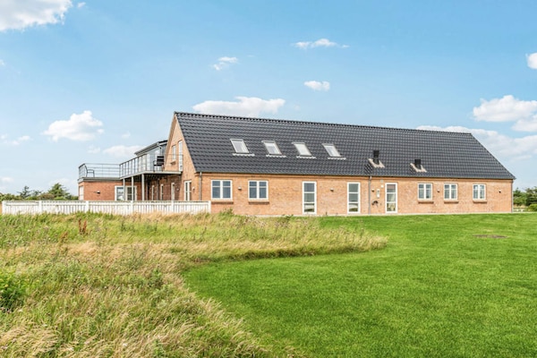 Groots vakantiehuis voor 30 personen met zwembad bij de Noordzee in Harboøre - thumbnail 1
