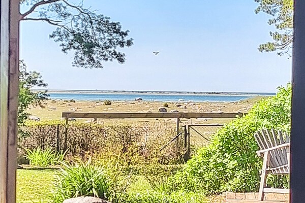 Zomeridyllisch vakantiehuis met zeezicht bij zandstrand Björkhaga - thumbnail 1