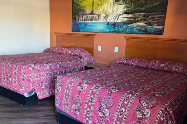 2 Queen Bed Smoking - Stanton, CA